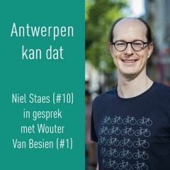 Niel Staes (#10) in gesprek met Wouter Van Besien (#1)