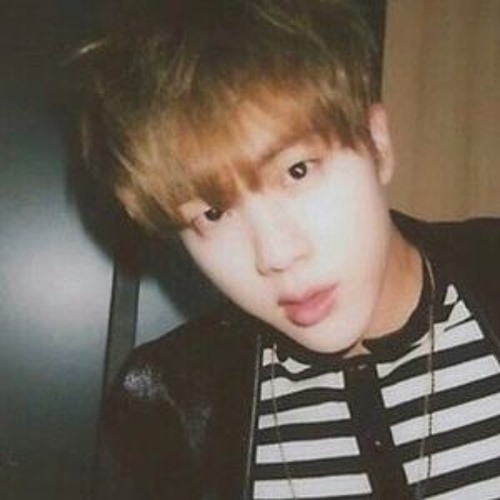 jin singing ❛autumn outside the post office❜，but in an empty arena. 【headphones required.】