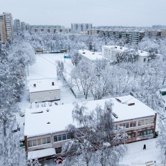 А зима тебя обнимает