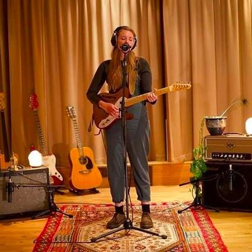 Laura James - Shouldn't I Know (Live @ The Grand Studios)