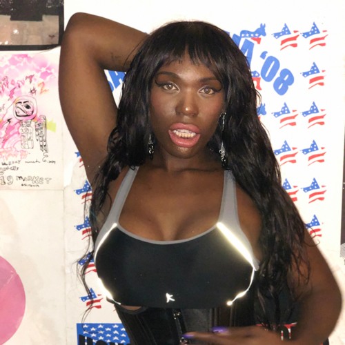 Bir qizni parkda uchta erkak sikishmoqda va uning yigiti uning oldiga keladi.