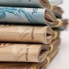 Serviços grátis, pagos e avulsos e smartphone que compartilha carga de bateria