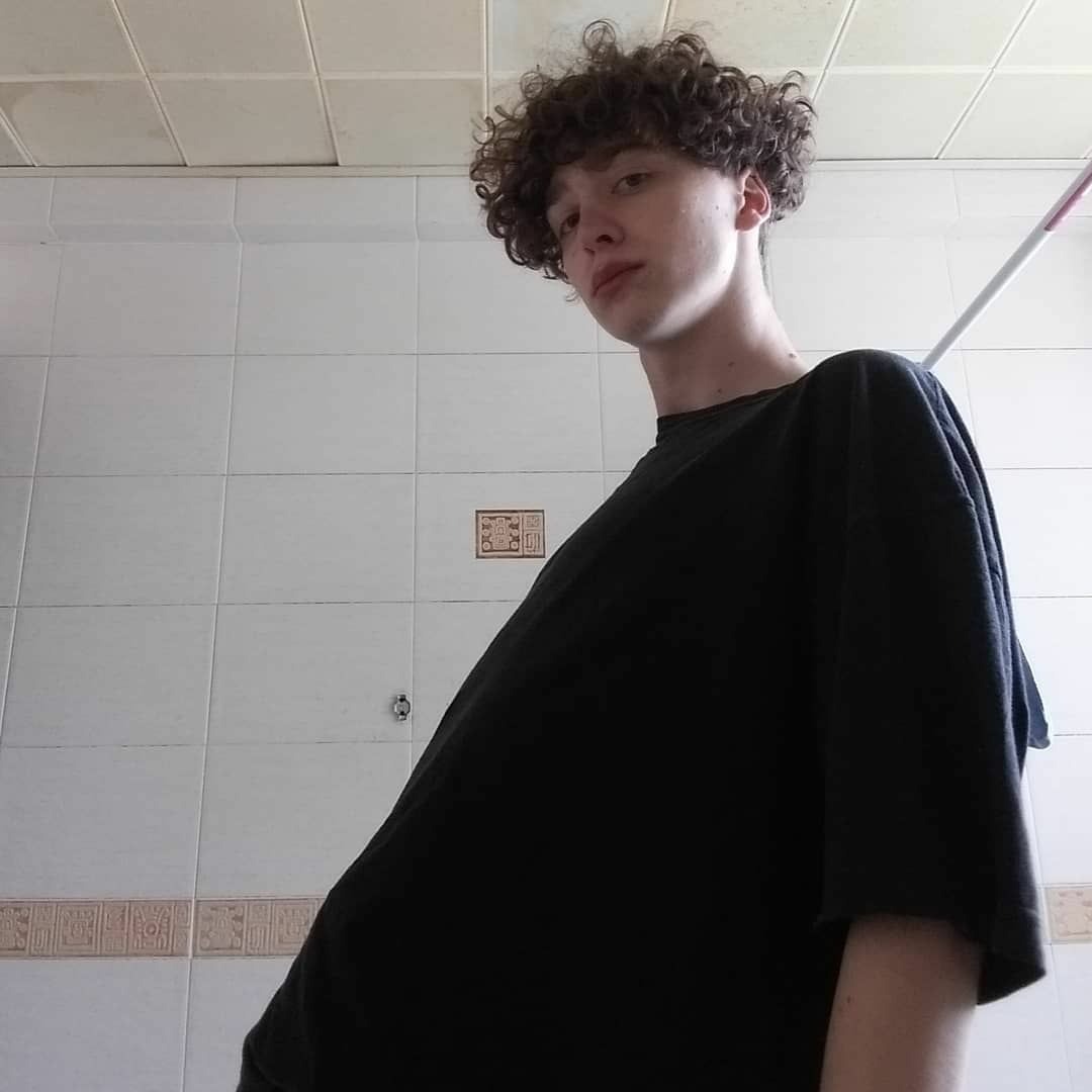 Вышел покурить постер. Юра авангард готика. Юра авангард альбом. Он не вышел покурить. Юра авангард курит.