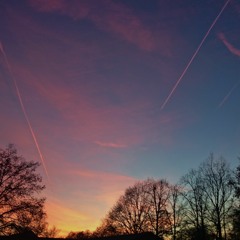 Goldener Sonnenstreif am Winterhimmel