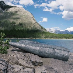 Lake Minnewanka’s shoreline in Banff National Park (Alberta)
