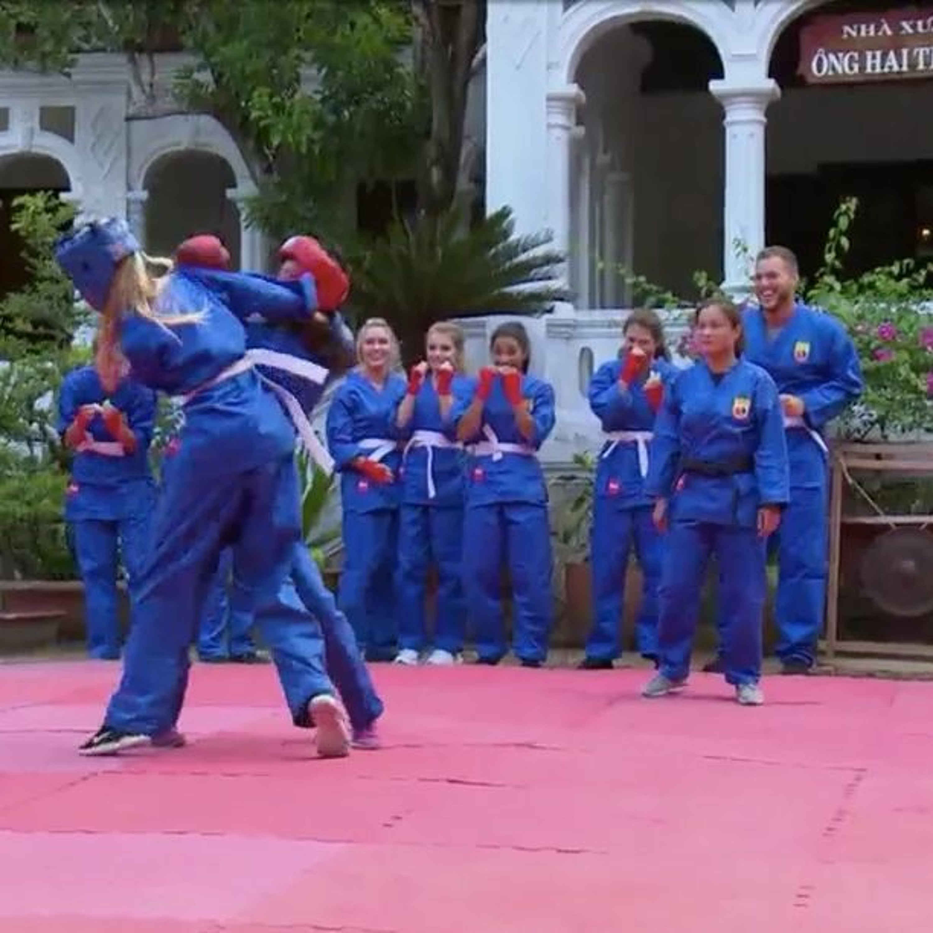 Bachelor 23 / Episode 6: Mass Exodus in Vietnam thumbnail