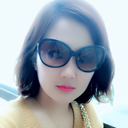 Vó ngựa trên đồi cỏ non