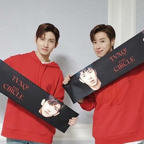 東方神起 ソウルコンサート サークル with フーディ 赤 パーカー アンコン 東方神起、ソウルアンコールコンサートの感動をもう一度！公演