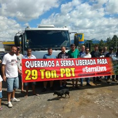 Caminhoneiros realizam ato cobrando liberação de veículos com 29 toneladas na Serra do Rio do Rastro