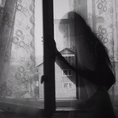 عَيني واقفة بِبابك مع طيفك تبي تِرحل..