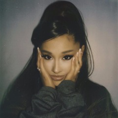 Ariana Grande 💅🏻💇‍♀️👡💍