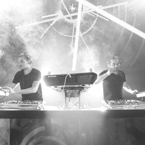 סט מזרחית לתוכנית יציאת חרום ברדיו 99.5 חם אש