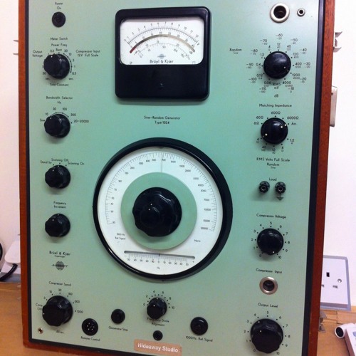 Brüel & Kjaer type 1024: Sine-Random Generator in Action