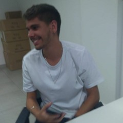 50 vistoria pa fazer mas mesmo assim não perde o sorriso