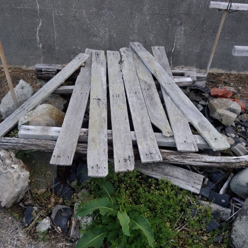 Table Easel by synxtone