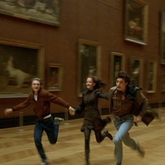 plastik çiçekli bir masalın tam ortasındayım