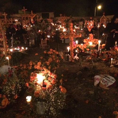 Campanas en día de muertos / Arocutín