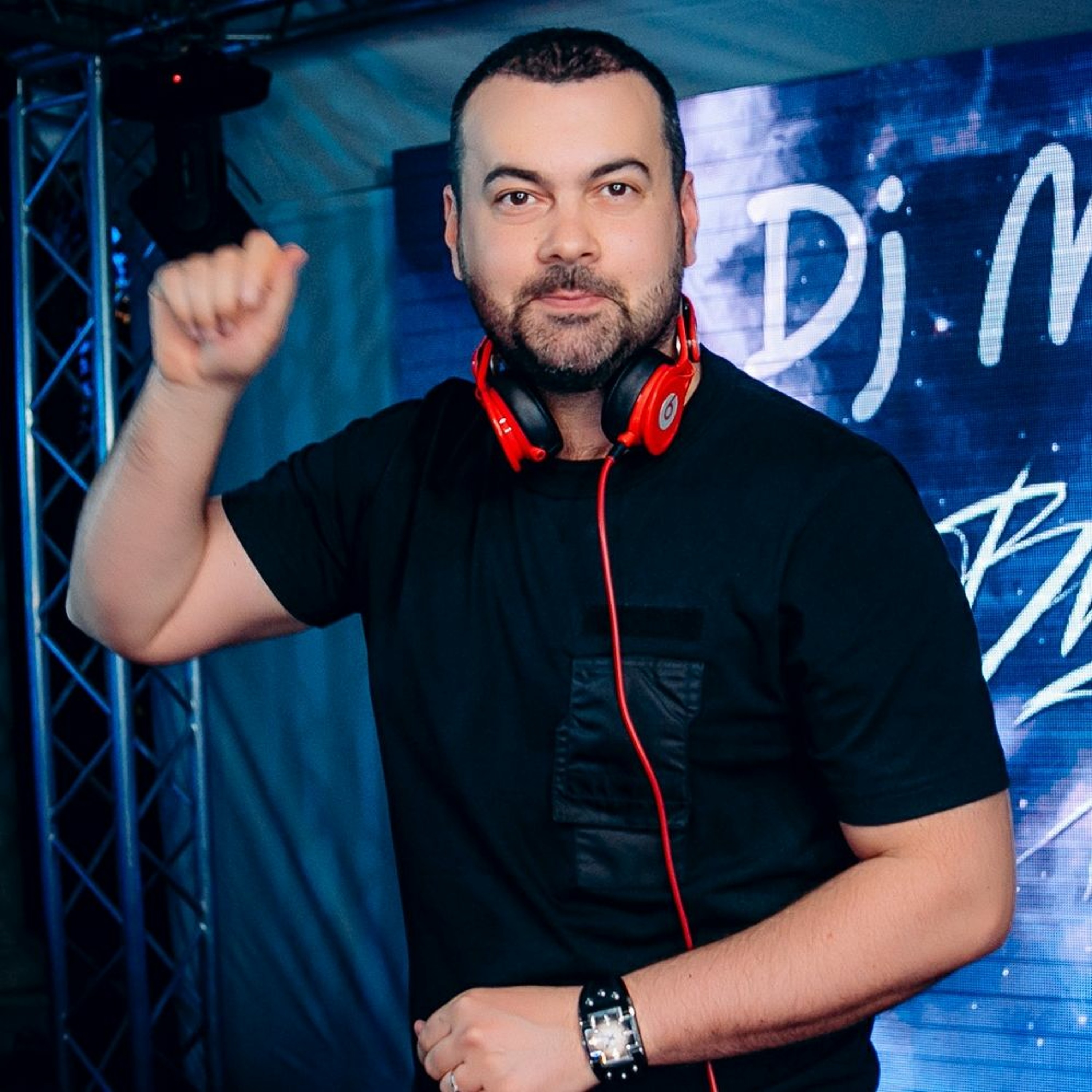 Диджей маньяк что мне делать сегодня. Диджей маньяк что мне делать сегодня. Dj maniak одесса. Дж маньяк и мс рыбик 2022. Диджей маньяк что мне делать сегодня.