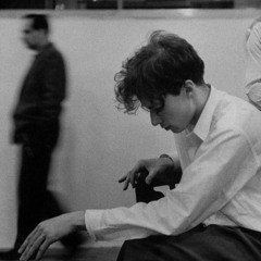 عند باب القمَرَ جاء كي يعتذرَ كيفَ أنسى