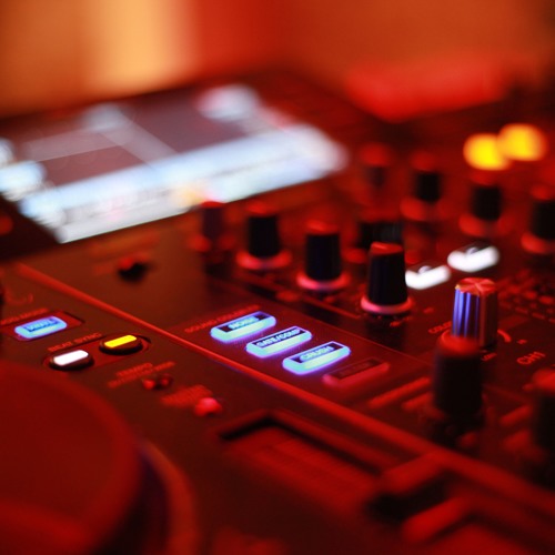 Saqer Podcasts List: a mix of progressive & deep melodies infused with heavy techno kicks
