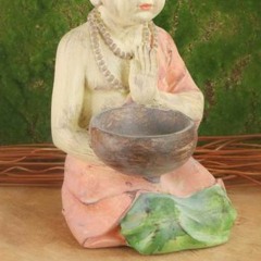 Em mang bát đựng trời mưa