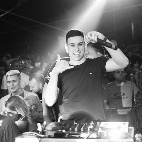 DESCE COM TUA AMIGA NO BAILE DO MD ( DJ JR DO MD )