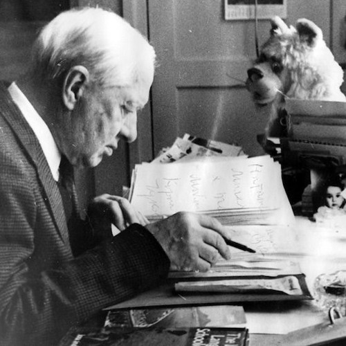 Корней Чуковский разговаривает с игрушечным львом