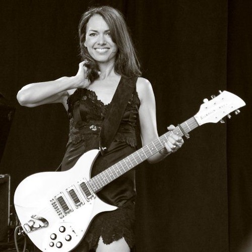Susanna Hoffs on The Bangles opening For Queen