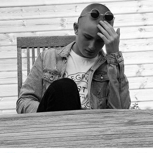 larsen han er bøs (Feat. Jeooe)