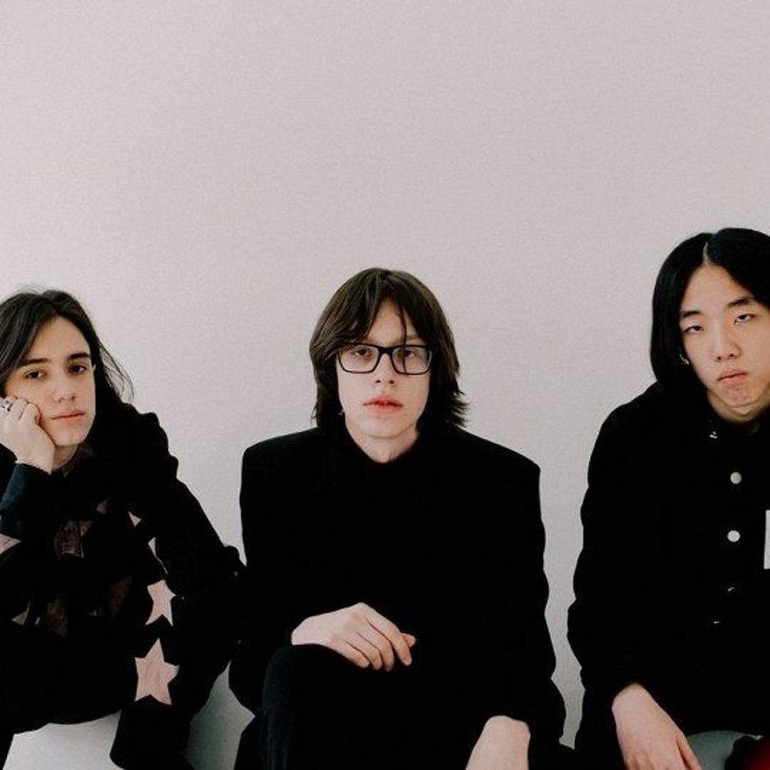 Қыз жақыннан зейін қойып жатыр