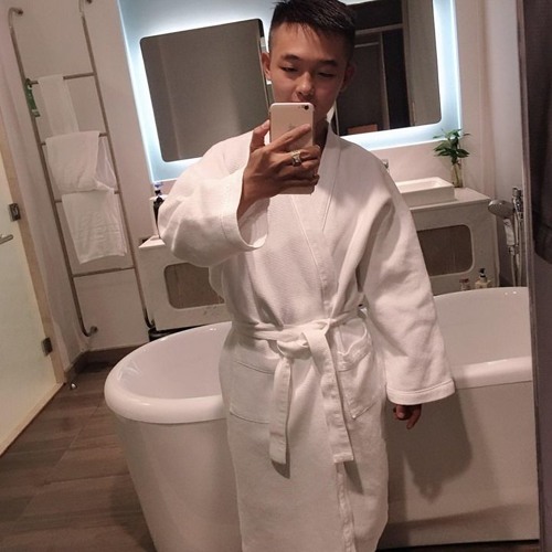 Vietmix. Cậu bé vàng trong làng quý tữ.