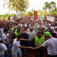 Nicolas Petro recibió de su padre la bandera de la Colombia Humana-UP