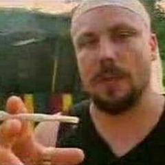 Riku ja Tunna veneessä Kaakkois-Aasiassa matkalla johonki vitun saareen