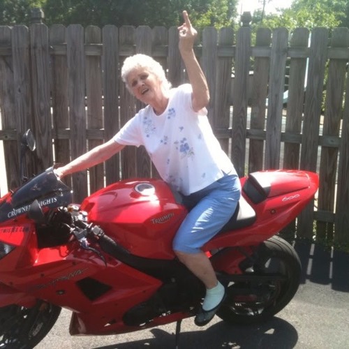 die oma op de fiets is gevaarlijker dan een jonko