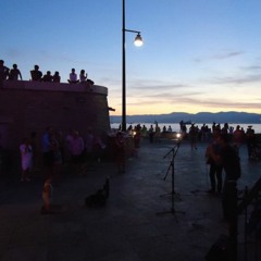 She Loves You - The Beatles (Red Kytes)