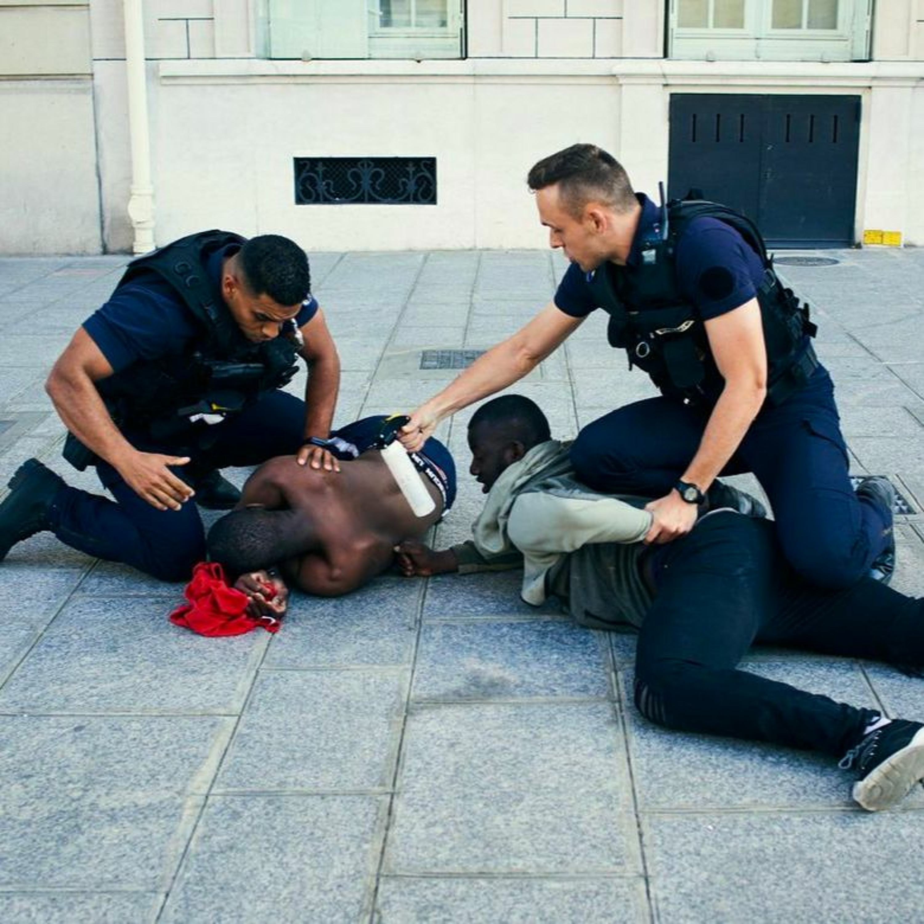 La rencontre avec un policier est le touchant-touché du sujet politique episode artwork