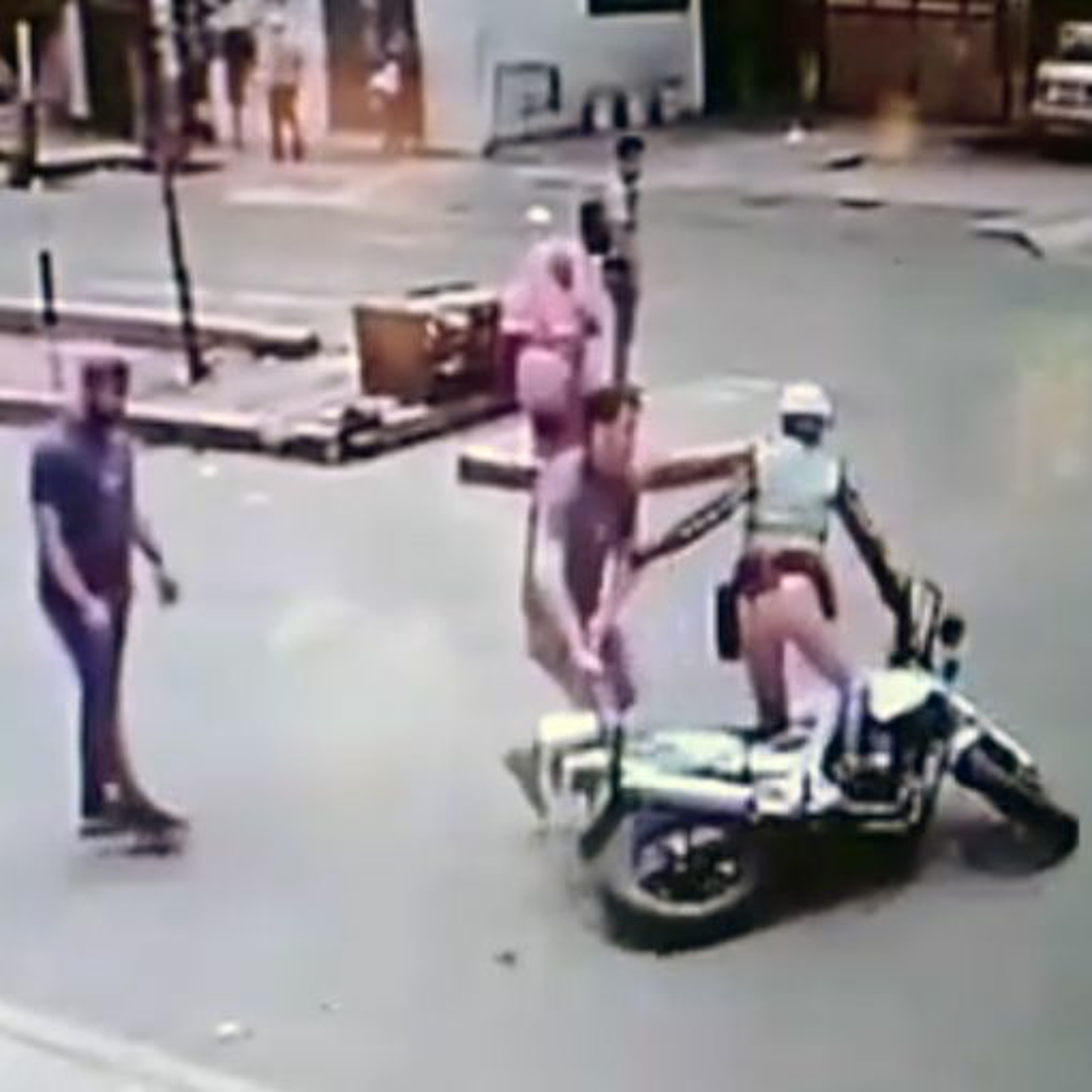 Peruano y venezolano agreden a una policía de tránsito por fotopapeleta episode artwork
