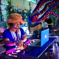 Rainbow Llama Radio #16 — Crunchy Town 1am Kitchen Set 25 Oct 2019 (Electro Tech Mix)