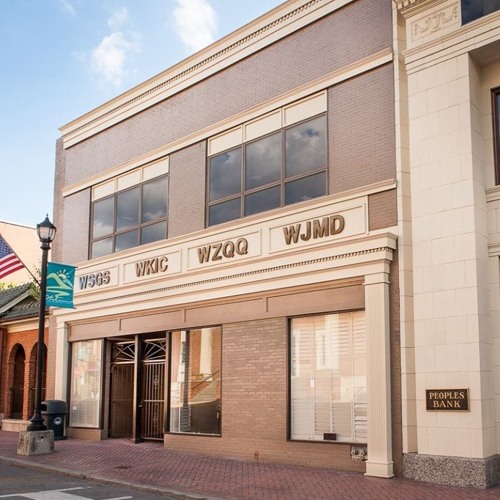 Listen to playlists featuring WSGS News LKLP in Hazard helping low