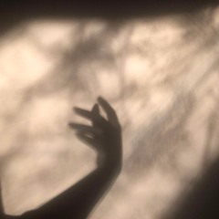 إتكاء على كتف ٍ متعبة | محمد يعقوب