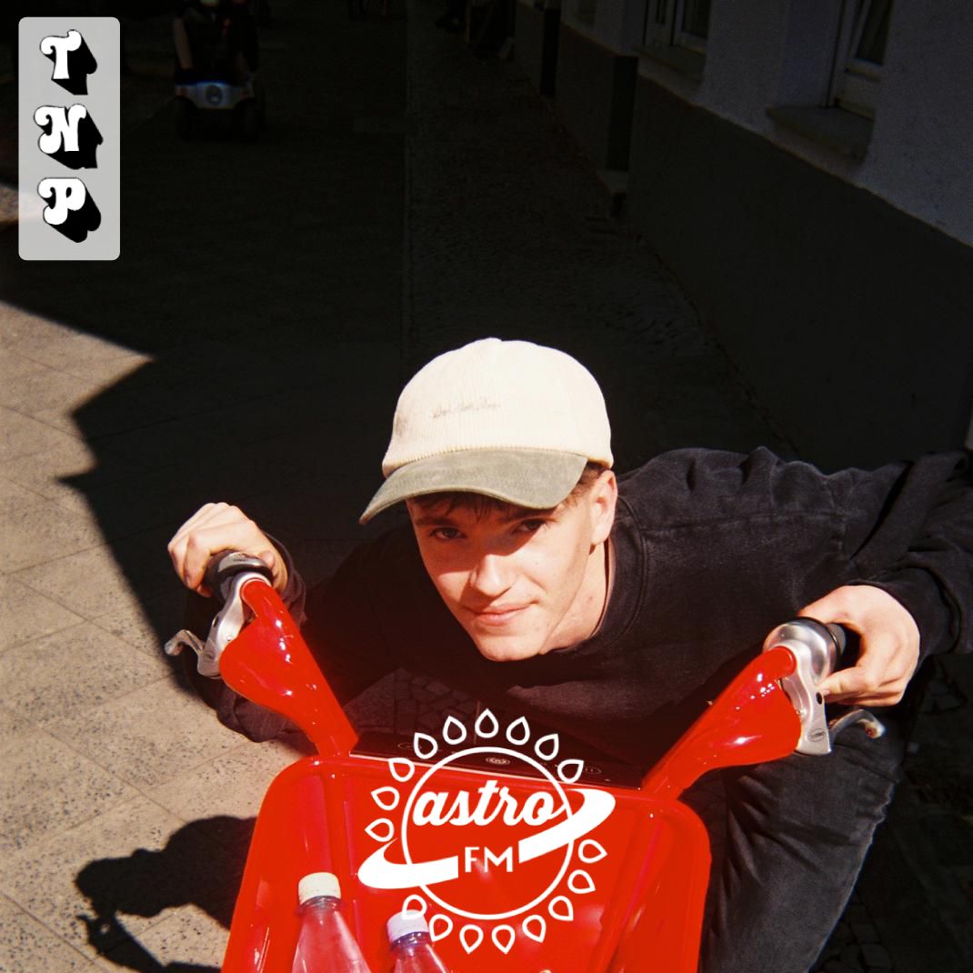AstroFM 032 // Do A Little Footwork! by Davey Diamond