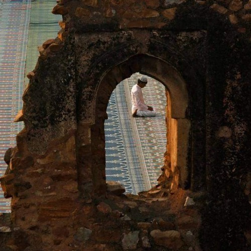 وَلَا يَسْتَخْفُونَ مِنَ اللَّهِ وَهُوَ مَعَهُمْ | أحمد حمادي