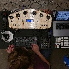 Deconstructed Club Music --> Bin Aural (headphones)