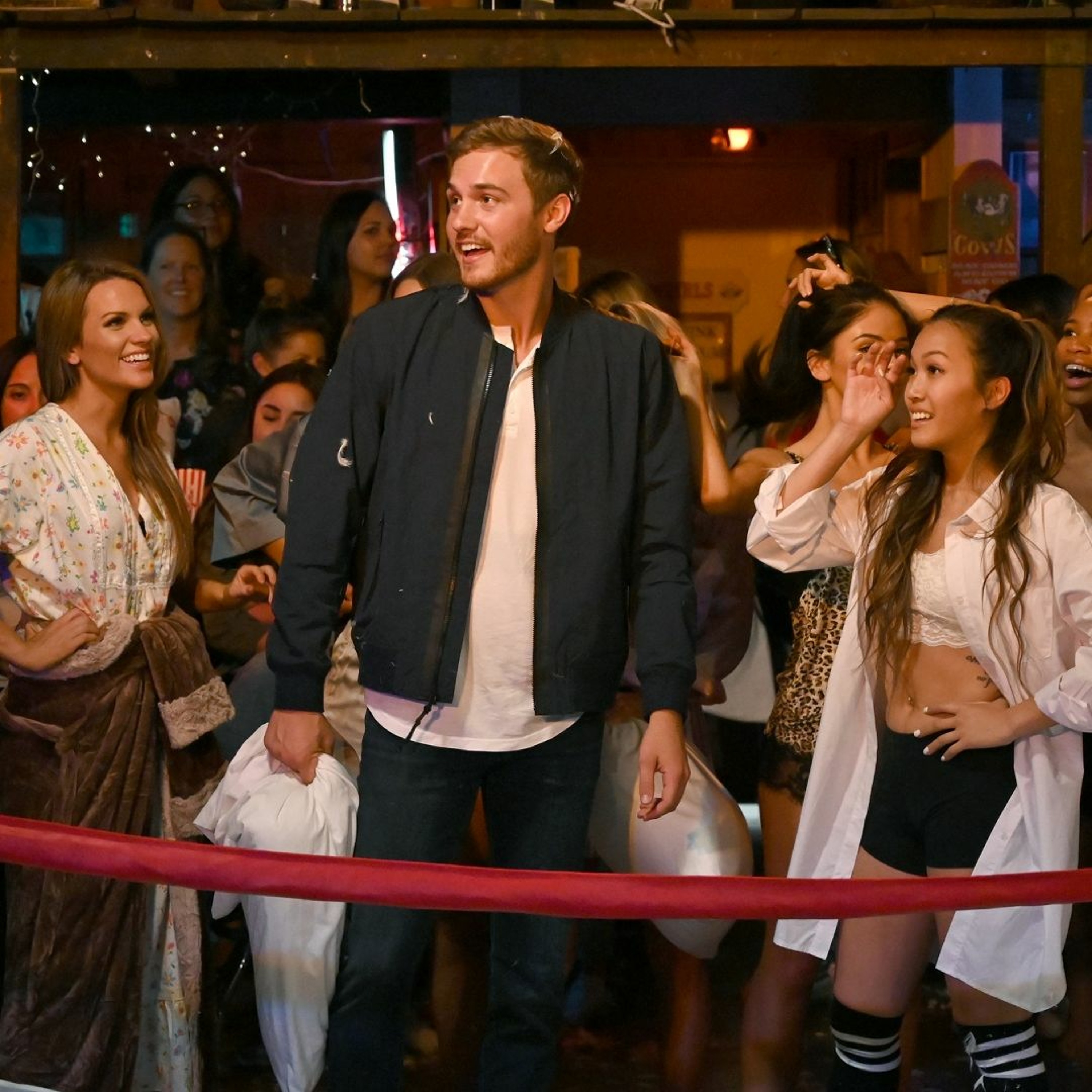 Bachelor 24 / Episode 3: Pillowfights & Tattletales thumbnail