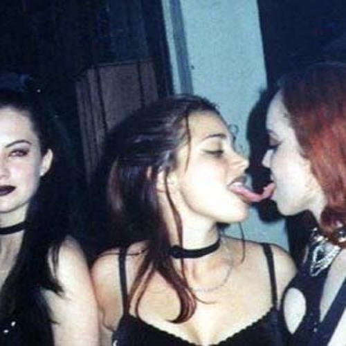 <3 daddy issues playing in the other room at the party <3
