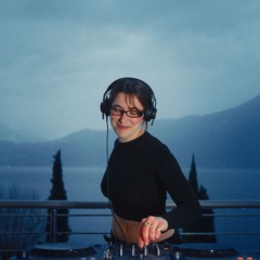 Playing music at a lake - Anyplace is fine Ep.1 / Isa