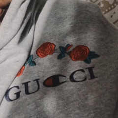 ♡ 𝙂𝙐𝘾𝘾𝙄 𝙍𝙊𝘾𝙆𝙀𝙏  ♡