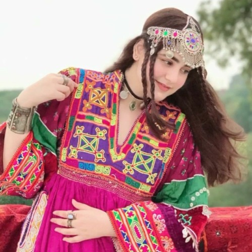 Bia_De_Pa_Zulfano_Ke_-_Alizeh_Khan_|_Pashto_علیزے خان