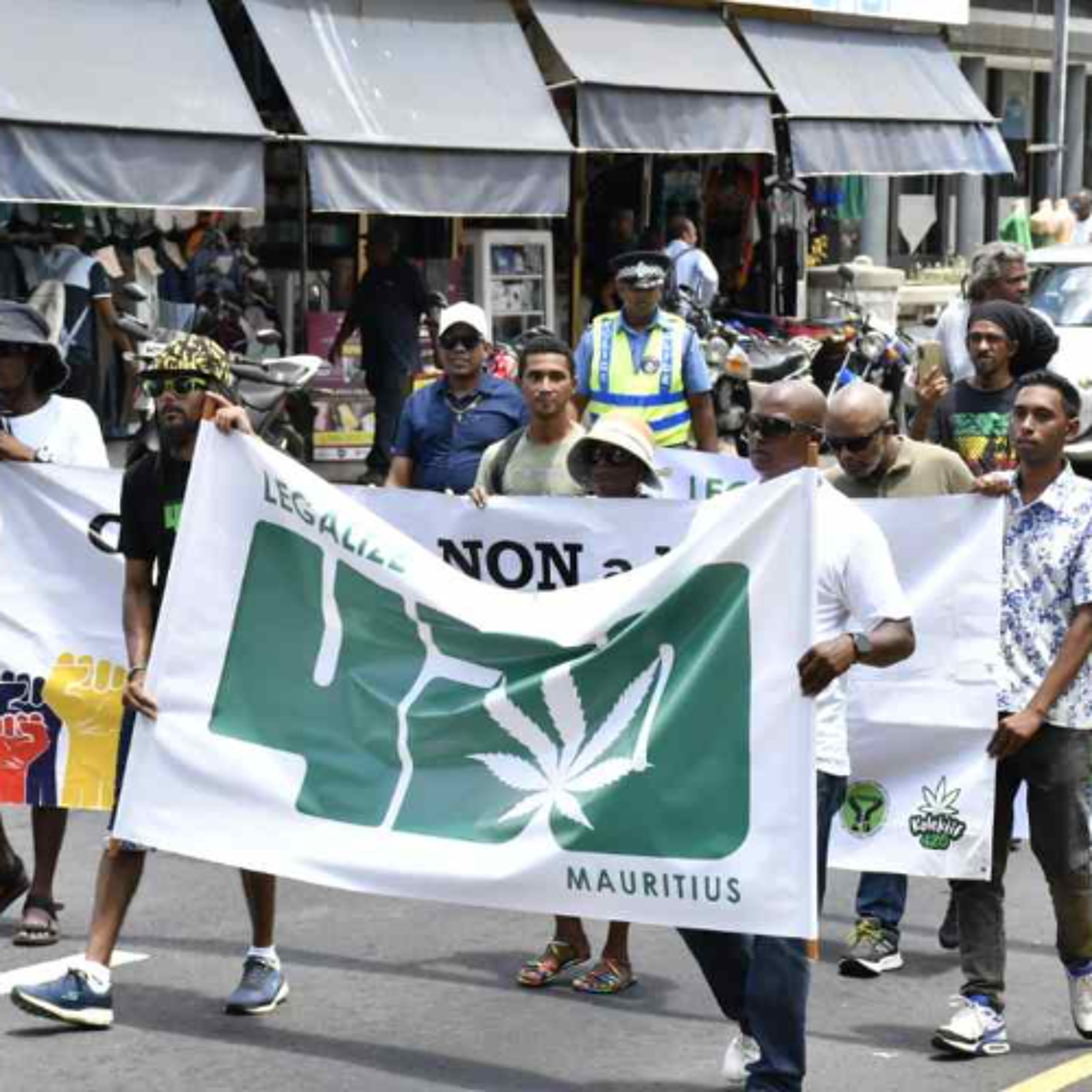 Marche du Kolektif 420 : « Non aux drogues dures, oui à la légalisation du cannabis », lance Emmanuel Sournoise