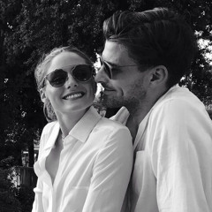 ‎⁨وأحيا على باقي عطر فـأطراف منديله